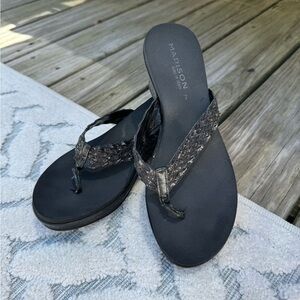 Madison y2k size 7 women’s Dark grey bejeweled platform sandal slippers